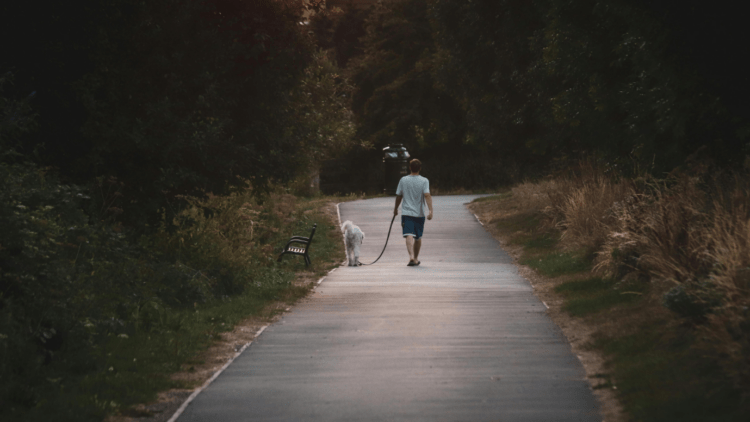 Περπάτημα όλη μέρα: Τι χρειάζεται να προσέξει ένας άντρας