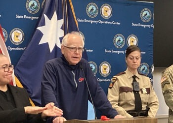 Ο Κυβερνήτης Τιμ Γουόλζ έδωσε εντολή στην Εθνοφρουρά της Μινεσότα να τεθεί σε ετοιμότητα…Κατά των πρακτόρων της ICE)