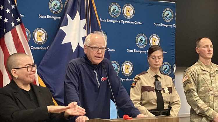 Ο Κυβερνήτης Τιμ Γουόλζ έδωσε εντολή στην Εθνοφρουρά της Μινεσότα να τεθεί σε ετοιμότητα…Κατά των πρακτόρων της ICE)