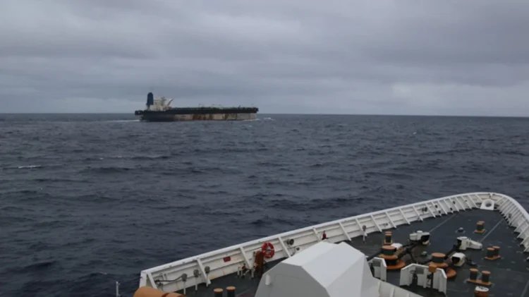 Αμερικανοί κομάντος κατέλαβαν τάνκερ της Βενεζουέλας μετά από δίωξη δύο εβδομάδων – Ρωσικά πολεμικά στην περιοχή