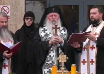 Τρισάγιο στην Τιμισοάρα για τους επτά φιλάθλους του ΠΑΟΚ – Έφτασε το C-130 για τον επαναπατρισμό των σορών