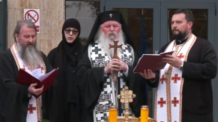 Τρισάγιο στην Τιμισοάρα για τους επτά φιλάθλους του ΠΑΟΚ – Έφτασε το C-130 για τον επαναπατρισμό των σορών