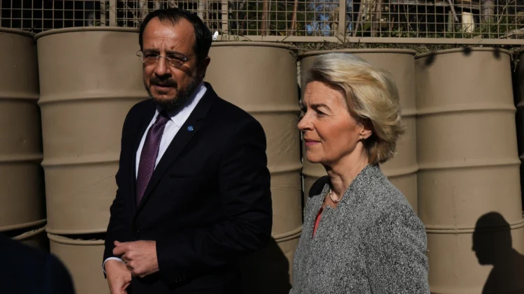 Ούρσουλα φον ντερ Λάιεν από την Πράσινη Γραμμή: Προτεραιότητα για την ΕΕ η λύση του Κυπριακού