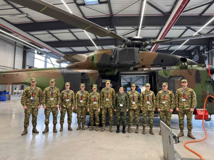 ΣΜΥ: Εκπαιδευτική αποστολή στη Safran για τους κινητήρες των NH-90