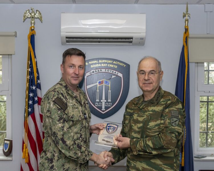 Στον Διοικητή της Αμερικανικής Βάσης στη Σούδα…Ο Διοικητής του ΠΒΚ