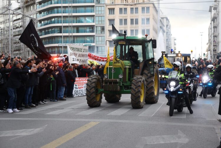 Μπήκαν στην πόλη τα Τρακτέρ …Στο Σύνταγμα οι Αγρότες
