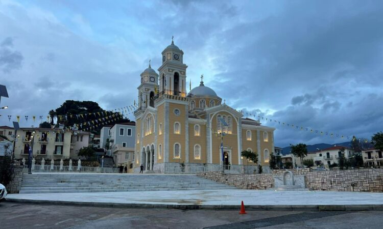 Με λαμπρότητα και κατάνυξη γιορτάζει σήμερα η Καλαμάτα την προστάτιδα και πολιούχο της, Παναγία Υπαπαντή