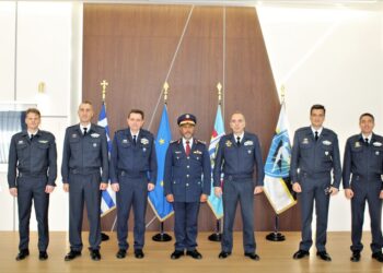 O Ακόλουθος Άμυνας του Κατάρ Staff Colonel Eid Alkaabi στην Σχολή Ικάρων