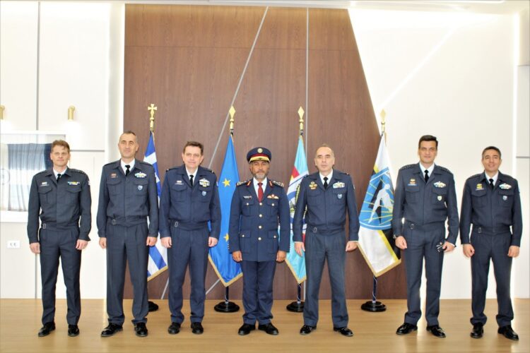 O Ακόλουθος Άμυνας του Κατάρ Staff Colonel Eid Alkaabi στην Σχολή Ικάρων