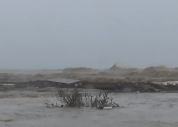 Πλημμύρισε ο Αγιόκαμπος στη Λάρισα: Δρόμοι και θάλασσα έγιναν ένα από υπερχείλιση ρέματος