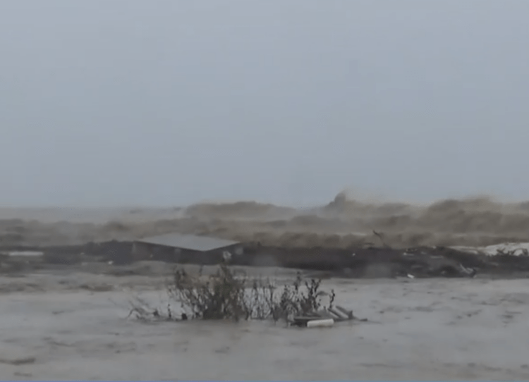 Πλημμύρισε ο Αγιόκαμπος στη Λάρισα: Δρόμοι και θάλασσα έγιναν ένα από υπερχείλιση ρέματος