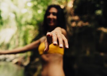 Ποιο είναι το καλύτερο ύφασμα για μαγιό: Ο απόλυτος οδηγός για να διαλέξεις ποιότητα που αντέχει