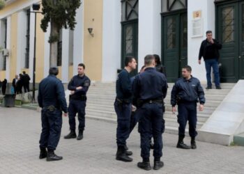 Συναγερμός στην Ευελπίδων μετά από τηλεφώνημα για βόμβα