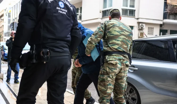 Προφυλακίστηκε ο σμήναρχος της ΠΑ για κατασκοπεία υπέρ της Κίνας – Οκτώ ώρες απολογία στο Αεροδικείο