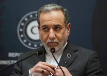 Ιράν: «Δεν διαπραγματευόμαστε με τις ΗΠΑ» – Τι λέει ο Αραγτσί για τα Στενά του Ορμούζ