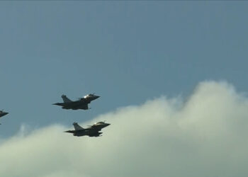 «Έσκισαν» τον ουρανό της Αθήνας τα Rafale – Εντυπωσιακές διελεύσεις στην παρέλαση της 25ης Μαρτίου