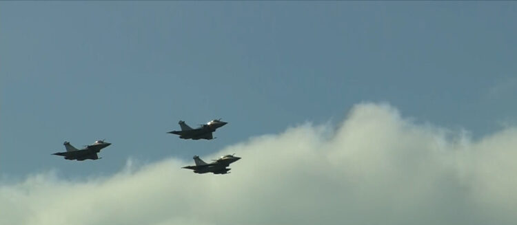 «Έσκισαν» τον ουρανό της Αθήνας τα Rafale – Εντυπωσιακές διελεύσεις στην παρέλαση της 25ης Μαρτίου