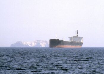 Στενά του Ορμούζ: Τα τάνκερ αποφεύγουν το πέρασμα μετά τα πλήγματα στο Ιράν