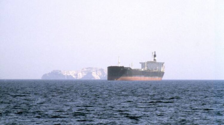 Στενά του Ορμούζ: Τα τάνκερ αποφεύγουν το πέρασμα μετά τα πλήγματα στο Ιράν