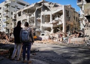 Βίντεο από ιρανικό βλήμα να χτυπά δρόμο στο Ισραήλ – Πολίτες τρέχουν να σωθούν