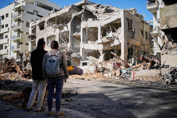 Βίντεο από ιρανικό βλήμα να χτυπά δρόμο στο Ισραήλ – Πολίτες τρέχουν να σωθούν