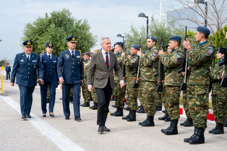 Στην ΕΜΥ  Ο Υφυπουργός Εθνικής Άμυνας Θανάσης Δαβάκης,