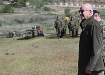 Απροειδοποίητη επίσκεψη Δένδια στο ΚΕΠΒ Θήβας