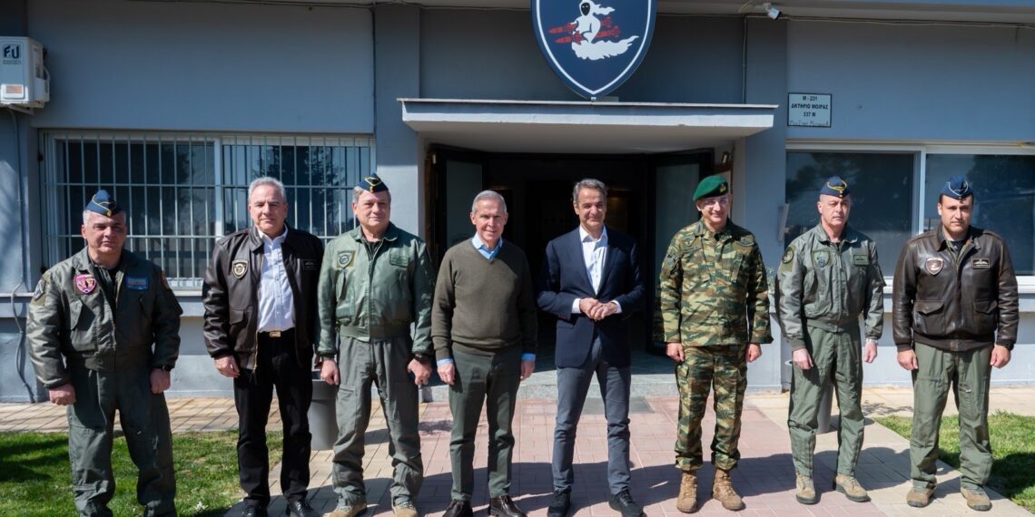 Μητσοτάκης και Δαβάκης στην 110 Πτέρυγα Μάχης στη Λάρισα – Επίσκεψη στην 337 Μοίρα και στο ΕΚΑΕ