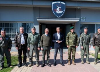 Μητσοτάκης και Δαβάκης στην 110 Πτέρυγα Μάχης στη Λάρισα – Επίσκεψη στην 337 Μοίρα και στο ΕΚΑΕ