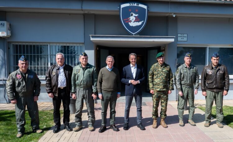 Μητσοτάκης και Δαβάκης στην 110 Πτέρυγα Μάχης στη Λάρισα – Επίσκεψη στην 337 Μοίρα και στο ΕΚΑΕ