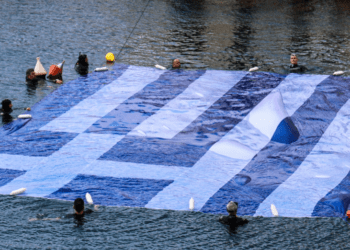 Σημαία Γίγας …Απλώθηκε και σκέπασε τα νερά της Πειραϊκής