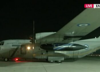 Το C-130 που μετέφερε 91 Έλληνες προσγειώθηκε μετά τις 19:30 στην Ελευσίνα