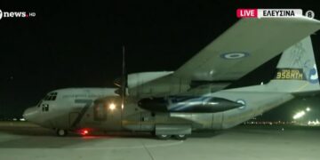 Το C-130 που μετέφερε 91 Έλληνες προσγειώθηκε μετά τις 19:30 στην Ελευσίνα
