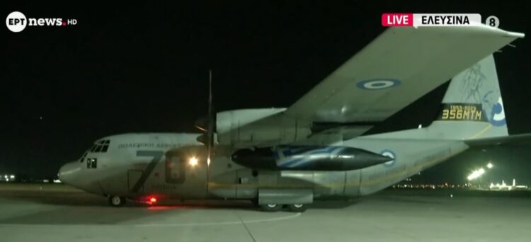Το C-130 που μετέφερε 91 Έλληνες προσγειώθηκε μετά τις 19:30 στην Ελευσίνα
