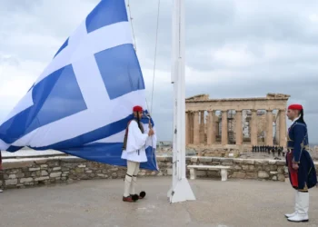 Η Έπαρση της Σημαίας στον Ιερό Βράχο της Ακρόπολης