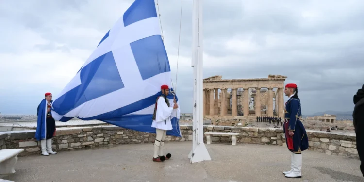 Η Έπαρση της Σημαίας στον Ιερό Βράχο της Ακρόπολης