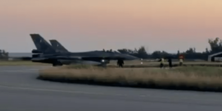 Ελληνικά F-16 έφτασαν στην Κύπρο ενώ φρεγάτες πλέουν προς το νησί