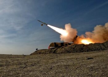 Iράν: Απειλεί με πλήγματα στα ΗΑΕ – Καλεί σε εκκένωση τριών μεγάλων λιμανιών