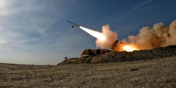 Iράν: Απειλεί με πλήγματα στα ΗΑΕ – Καλεί σε εκκένωση τριών μεγάλων λιμανιών