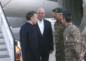 Μακρόν στη Σούδα: Επιβιβάστηκε στο αεροπλανοφόρο «Σαρλ ντε Γκολ» – Υποδοχή από Δένδια