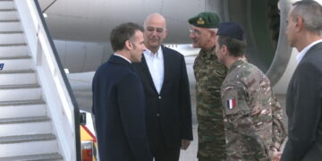 Μακρόν στη Σούδα: Επιβιβάστηκε στο αεροπλανοφόρο «Σαρλ ντε Γκολ» – Υποδοχή από Δένδια