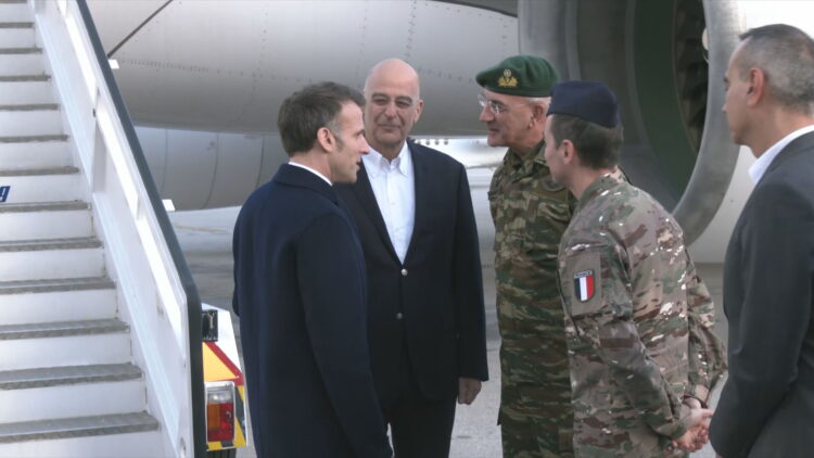 Μακρόν στη Σούδα: Επιβιβάστηκε στο αεροπλανοφόρο «Σαρλ ντε Γκολ» – Υποδοχή από Δένδια