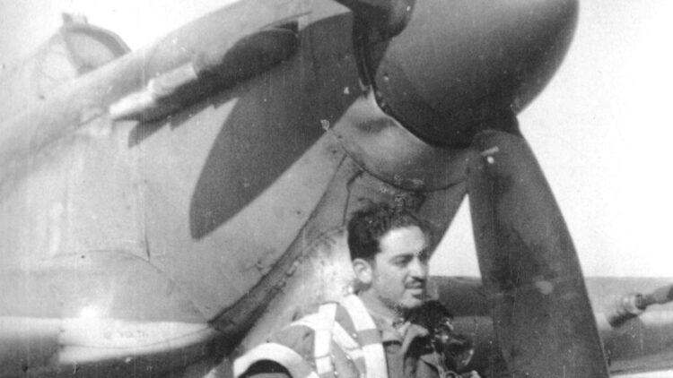 Ο Υποσμηναγός Σωτήριος Σκάντζικας κατά την μάχη της Κρήτης κατέπεσε με το αεροπλάνο του Hurricane (HW250) της 336ης Μοίρας Διώξεως…