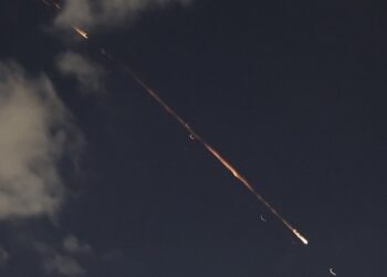 Το Ιράν εξαπέλυσε σήμερα τις πρώτες ομοβροντίες πυραύλων  εναντίον του Ισραήλ