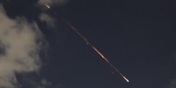 Το Ιράν εξαπέλυσε σήμερα τις πρώτες ομοβροντίες πυραύλων  εναντίον του Ισραήλ