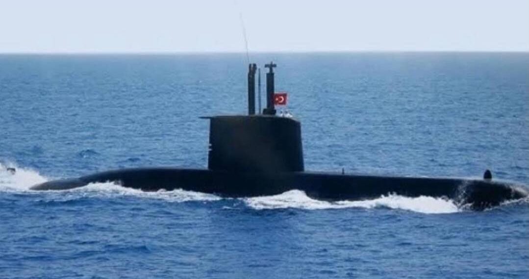 Το Τουρκικό Υ/Β TCG Gür (S-357) και η πυραυλάκατος TCG İmbat (P-335) στο κατεχόμενο λιμάνι  της Κερύνειας