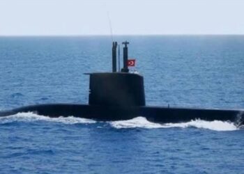 Το Τουρκικό Υ/Β TCG Gür (S-357) και η πυραυλάκατος TCG İmbat (P-335) στο κατεχόμενο λιμάνι  της Κερύνειας