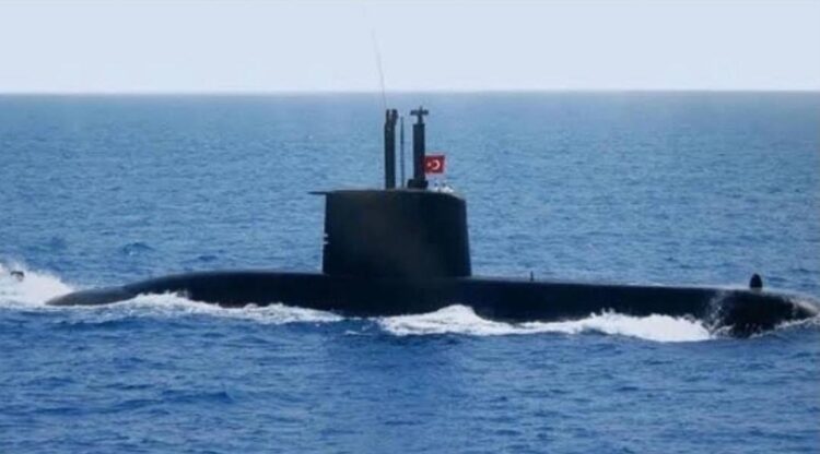 Το Τουρκικό Υ/Β TCG Gür (S-357) και η πυραυλάκατος TCG İmbat (P-335) στο κατεχόμενο λιμάνι  της Κερύνειας