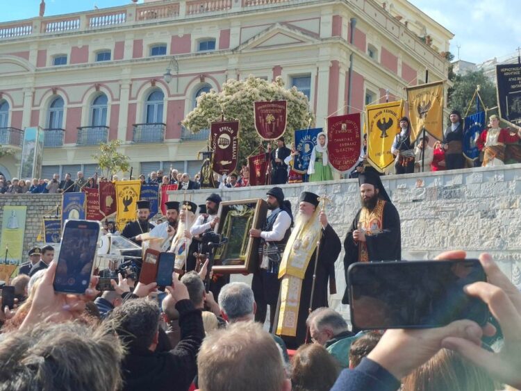 Πλήθος κόσμου υποδέχτηκε στην Καβάλα την εικόνα της Παναγίας Σουμελά