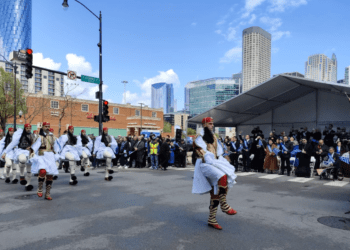 Εντυπωσίασαν οι Εύζωνες στην Παρέλαση για την Εθνική Επέτειο στο Σικάγο